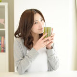 ドリンクを飲む女性