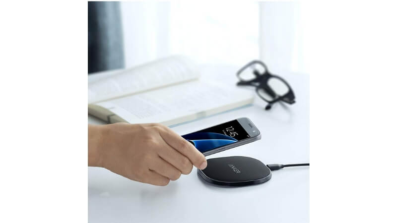 ワイヤレス(Qi)充電対応のスマホ