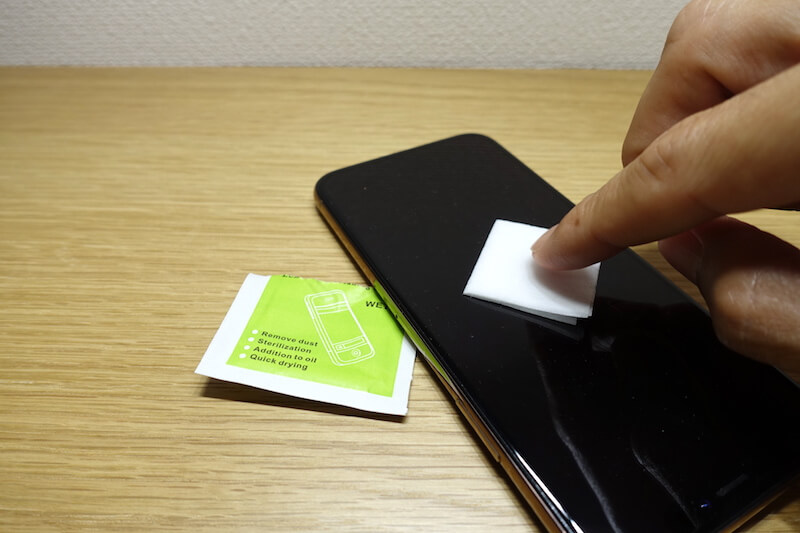 スマホをアルコールで拭いている