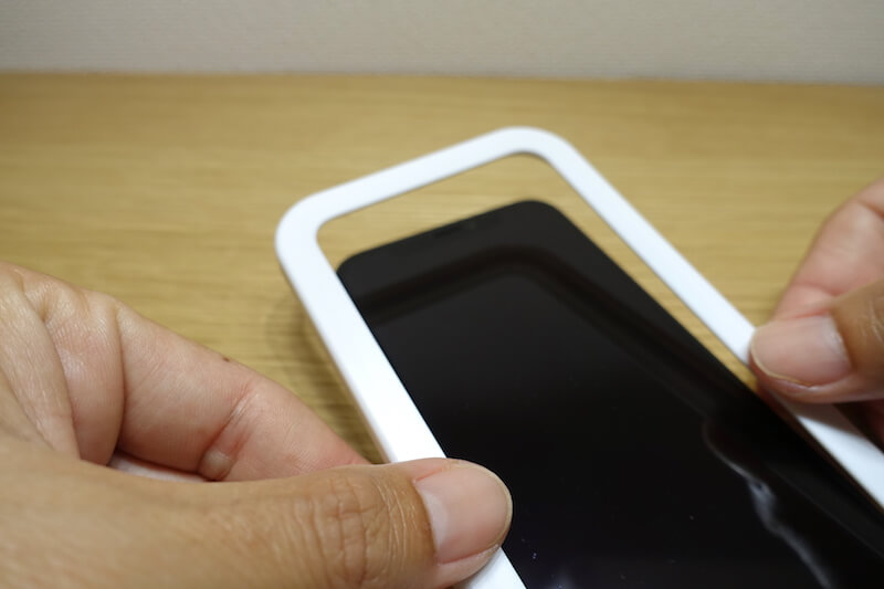 スマホにガイド枠を取り付け