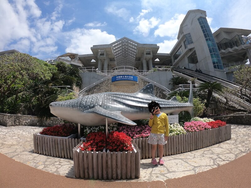 美ら海水族館で記念撮影