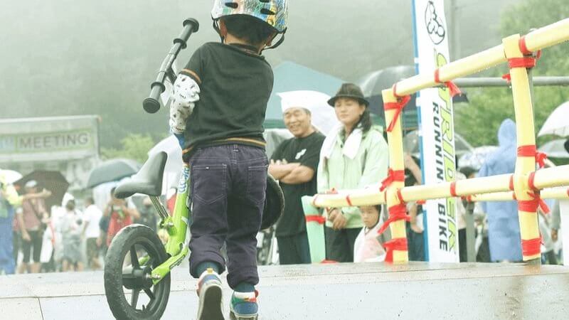 ストライダーを持つ子供