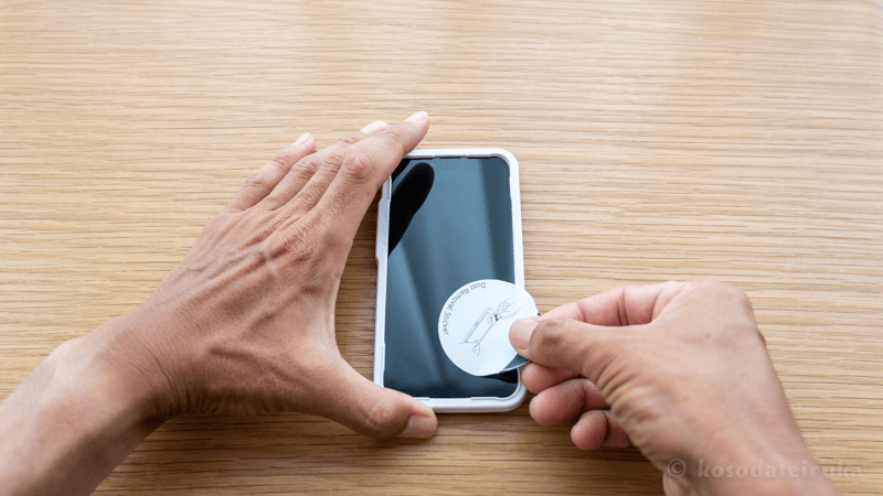 スマホのホコリをシールで取り除く