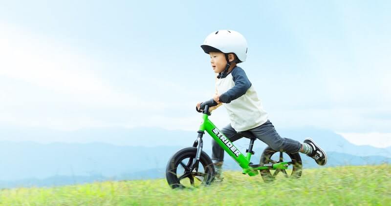 ストライダーに乗る子供