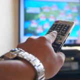テレビをつけるリモコン