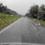 雨が降っているところを車から見た風景