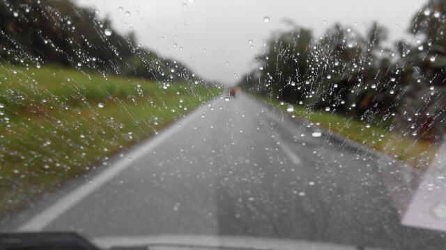 雨が降っているところを車から見た風景