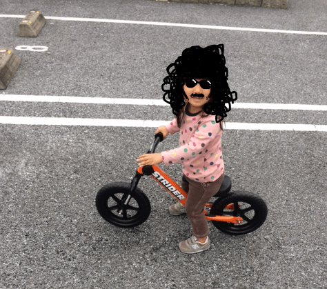 ストライダーに乗る子ども