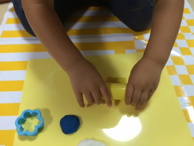 粘土遊びをする子供