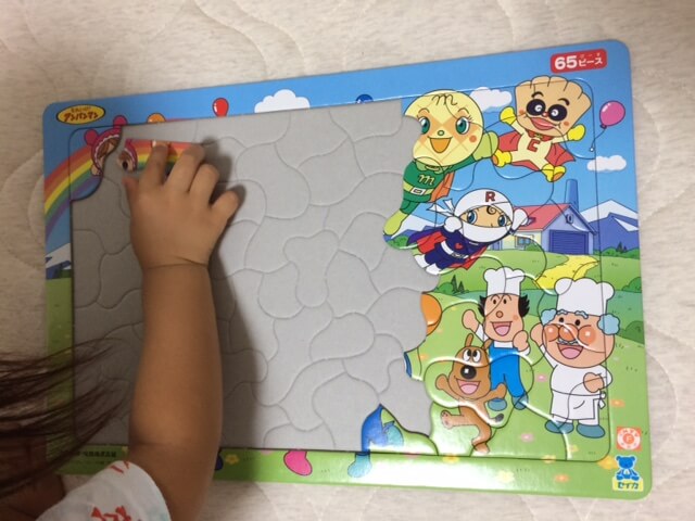 パズルをする子供