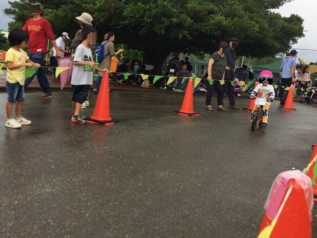 ストライダーに乗る子供