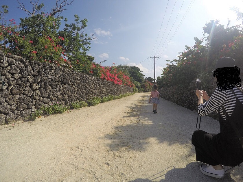竹富島で写真撮影
