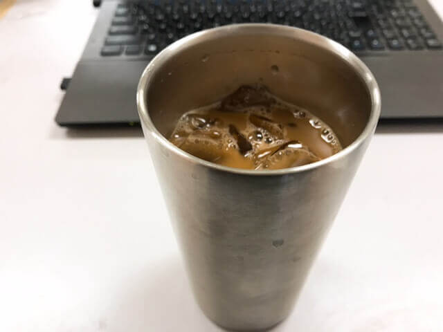 コーヒーを入れた無印タンブラー