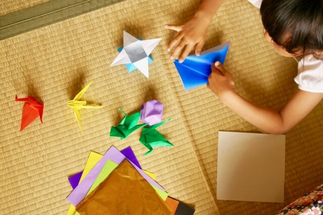 折り紙をする子供
